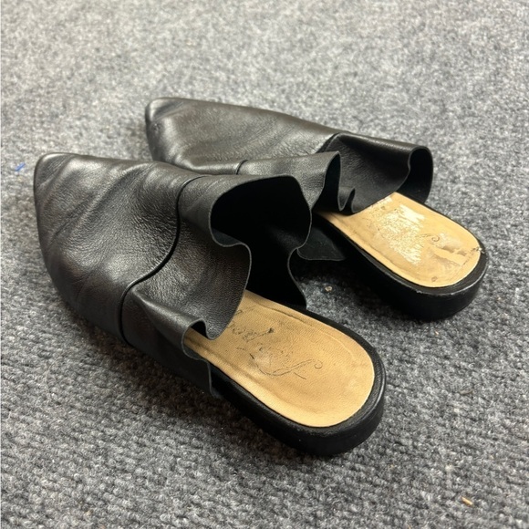 FREE PEOPLE Women’s Black Leather Sienna Slip-On Ruffle Mules Slides size: 7 - Picture 3 of 13